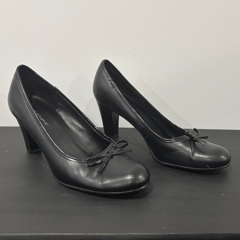 Naturalizer Black Heels with Bow Accent - Picture 1 of 5